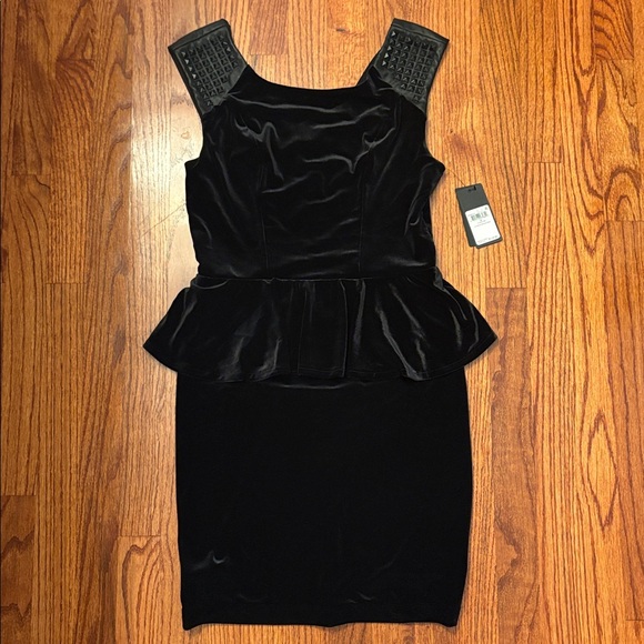 NWT GUESS Velvet Studded Shoulder Peplum Dress - Size 8 - Picture 1 of 8